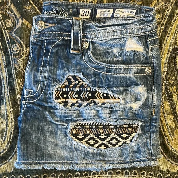 Miss Me 30 NWOT Signature Blue Distressed Denim Shorts - Picture 1 of 16